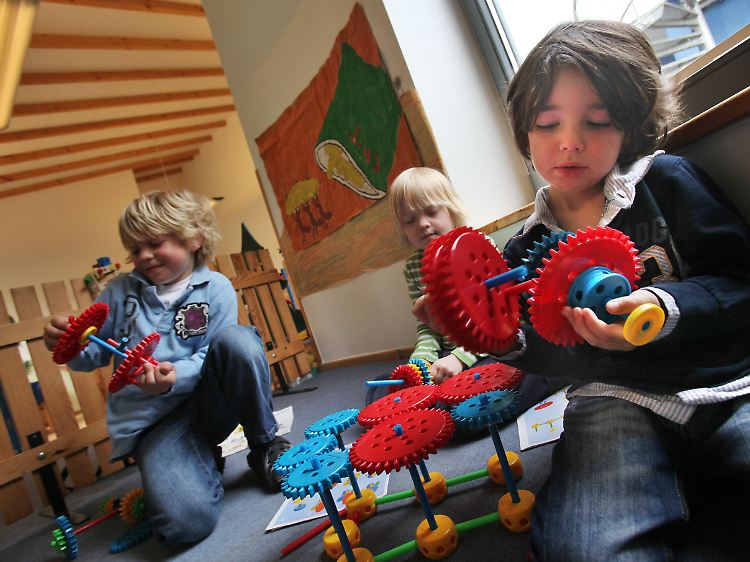 Auch beim Spielen müssen Kinder lernen, rücksichtsvoll mit anderen zu sein.