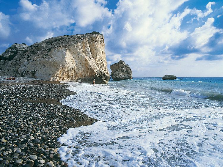 Der Kieselstrand von Petra tou Romiou gehört zu den meistfotografierten Orten Zyperns.