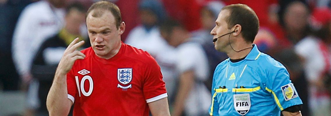 Der war doch drin! Englands Wayne Rooney diskutiert mit dem uneinsichtigen Linienrichter.