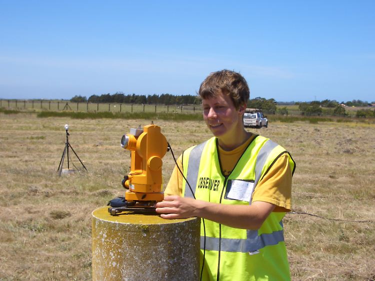 Dr. Monika Korte bei magnetischen Messungen in Südafrika. Die Wissenschaftlerin leitet die Arbeitsgruppe "Geomagnetische Observatorien" am Deutschen GeoForschungsZentrum Potsdam.