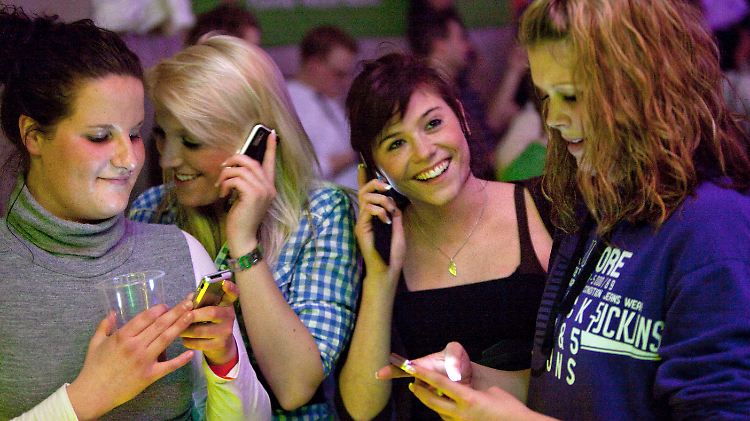 Wer übermäßig viele SMS verschickt, will auf diesem Weg sein Selbstbewusstsein stärken, meint die Forscherin.
