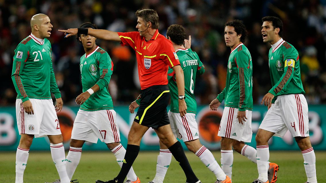 Das ganze Stadion sah, dass Tevez deutlich im Abseits gestanden hatte: Schiedrichter Roberto Rosetti beim Spiel Argentinien gegen Mexiko.