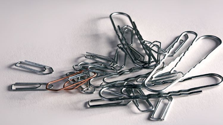 Auch wenn der Mitarbeiter nur noch Büroklammern sortiert, kann er nicht einfach rausgeworfen werden.