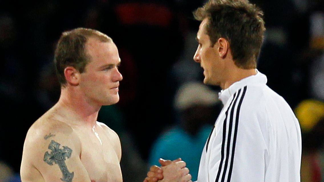 Wieder zu Hause: Englands Wayner Rooney, links, hier mit Miroslav Klose. Der muss noch bleiben, findet das aber wahrscheinlich gar nicht so schlecht.