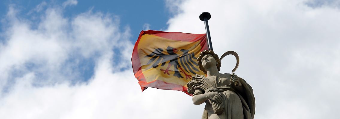 Die Standarte des Bundespräsidenten auf dem Dach des Schlosses Bellevue.