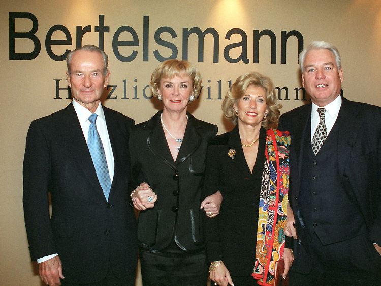 Das Bild zeigt den 2009 gestorbene Verleger und Bertelsmann-Urenkel Reinhard Mohn mit Ehefrau Liz sowie den langjährigen Vorstandsvorsitzende Mark Wössner mit Ehefrau Anna. (v.l.)