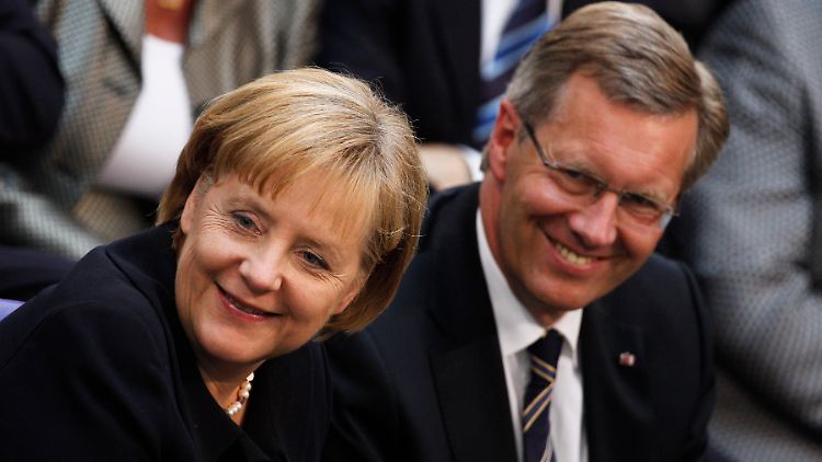 Merkel und Wulff sind bei den Umfragewerten krisenfest.