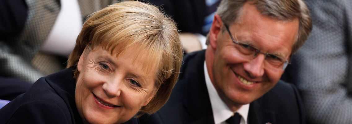 Merkel und Wulff sind bei den Umfragewerten krisenfest.