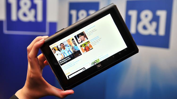 Wer unbedingt möchte, kann das 7-Zoll-Tablet auch mit einer Hand halten.