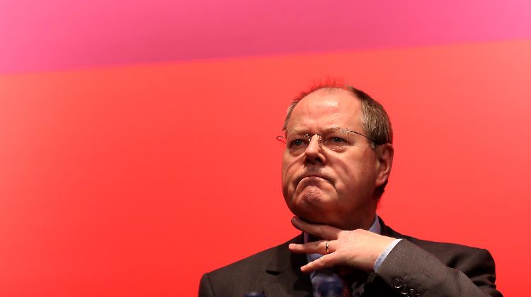 "Eine Partei, die doppelt so viele Stimmen oder noch mehr als der kleinere Partner erzielt, wird es nicht an Selbstbewusstsein fehlen lassen", sagt Peer Steinbrück. Und beweist damit selbst gewaltiges Selbstbewusstsein. Derzeit liegt die SPD in Umfragen bei 26 Prozent, die Grünen bei 16.