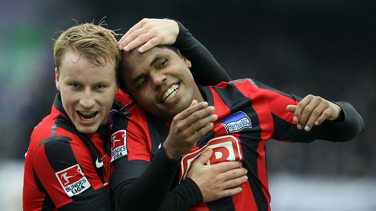 Herthas Ronny (r.) und Fabian Holland jubeln nach dem Tor zum 0:3.