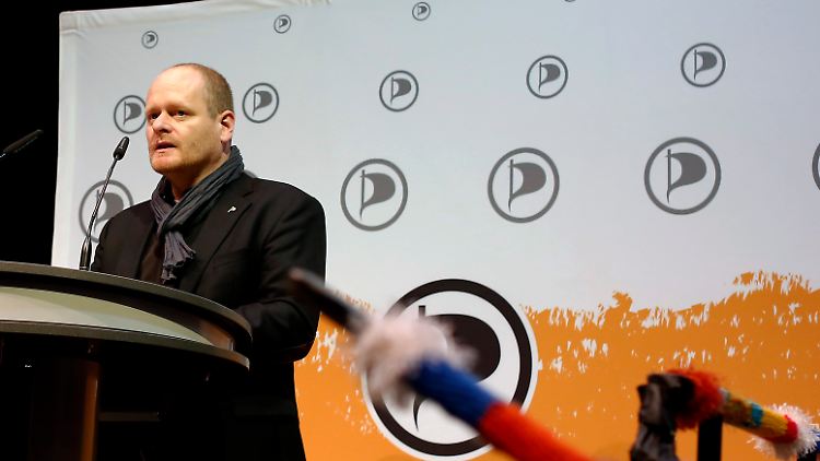Der Bundesvorsitzende der Piratenpartei Bernd Schlömer spricht in Bochum zur Parteibasis.