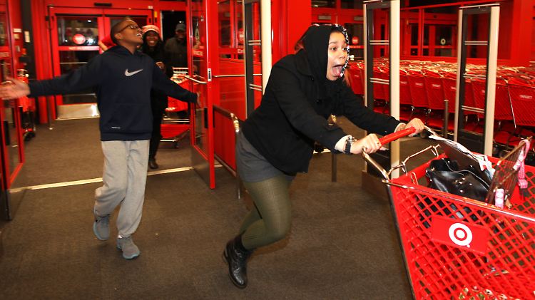 Einkaufen macht diesen jungen Leuten sichtlich Spaß. Sie suchen ihren Target Store selbst auf. 