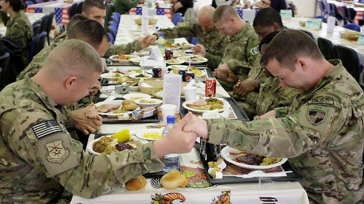 US-Soldaten beim Tischgebet vor dem Festtagsessen in Kabul.