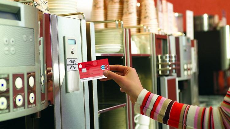 Nach Angaben der Kreditwirtschaft sind inzwischen 75 Millionen der gut 100 Millionen Girocards in Deutschland mit der Kontaktlosfunktion ausgestattet.