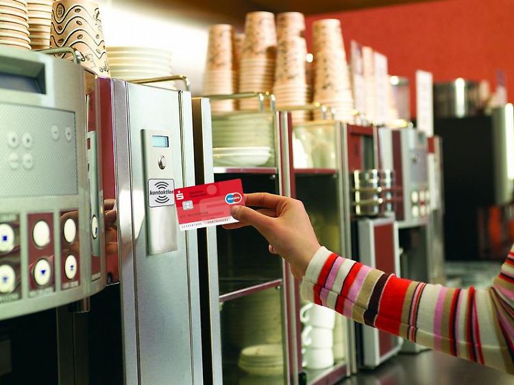 Mit der neuen Sparkassen-Girocard sollen kleine Beträge kontaktlos und somit schnell abgebucht werden können.