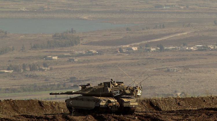 Panzer auf den Golan-Höhen mit Blick auf Syrien