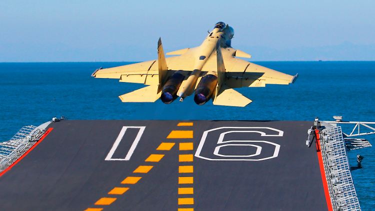 Ein J-15-Jet beim Start von der "Liaoning".