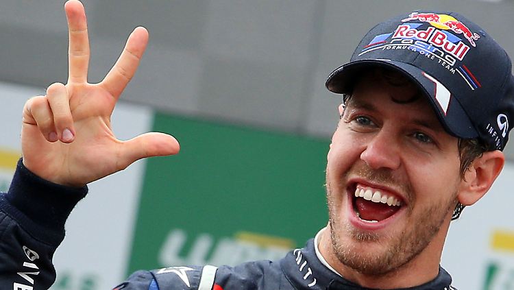 Eins? Zwei? nein, drei! Noch kann Sebastian Vettel die Zahl seiner Weltmeistertitel an einer Hand abzählen. Das ihm das gelungen ist, freut ihn sichtlich.