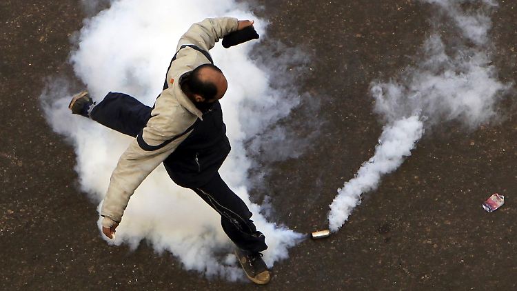 Unruhen am Wochenende: Ein Demonstrant tritt gegen eine Tränengasbombe.