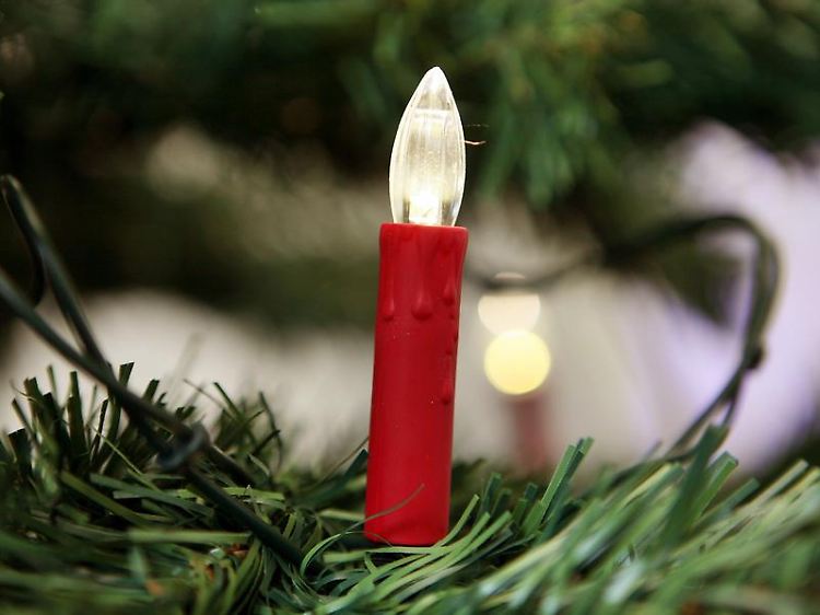 Gefährliche Weihnachtsdekoration: Bei einigen Lichterketten lässt sich beispielsweise das Kabel aus der Fassung lösen - so dass man mit 230 Volt Spannung in Kontakt kommt.