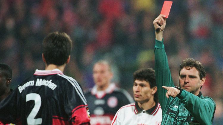Schiedsrichter Bernd Heynemann zeigt im Oktober 1997 Markus Babbel vom FC Bayern München nach einem absichtlichen Handspiel die rote Karte.