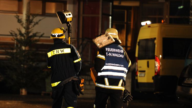 Am Unglücksort hat die Suche nach der Brandursache begonnen.