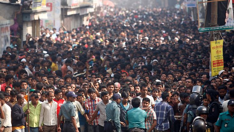 Proteste in Dhaka - am Dienstag haben die Textilarbeiter frei.