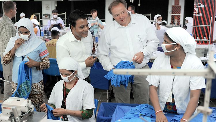 Niebel (2.v.r.) besuchte 2011 in Tongi, einem Vorort von Dhakar in Bangladesch, eine Textilfabrik.