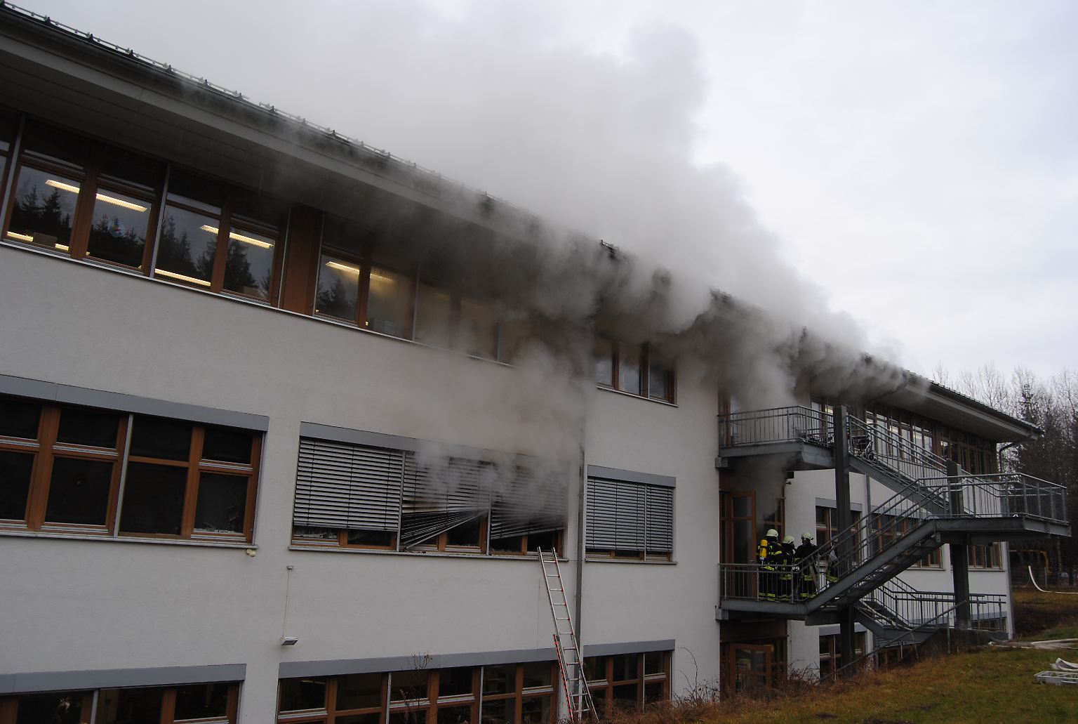 Geborstene Fenster, eine vom Qualm schwarze Fassade, doch ansonsten ist das Gebäude der Caritas-Werkstatt Sankt Georg in Titisee erhalten.