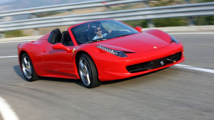 Schnell, viel zu schnell bewegt man sich mit dem Ferrari F458 Spider jenseits der guten Sitten.