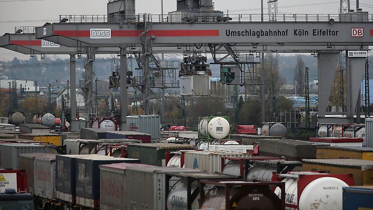 Container werden in Köln auf dem Umschlagterminal Köln Eifeltor vom Lkw auf die Bahn und umgekehrt verladen.