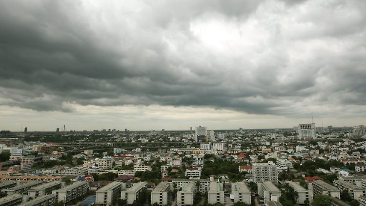 Dunkle Wolken über Thailands Hauptstadt Bangkok.