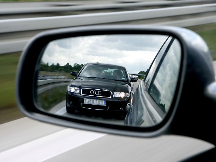 Je Schneller ein Fahrer unterwegs ist, desto schneller muss er den erforderlichen Sicherheitsabstand wiederherstellen.