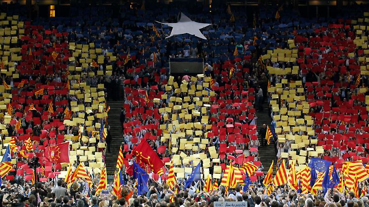 Die sezessionistische Regierungspartei in Barcelona hat zwar Stimmen verloren, dafür wurden radikalere Parteien gestärkt, die ebenfalls für die Unabhängigkeit Kataloniens eintreten.