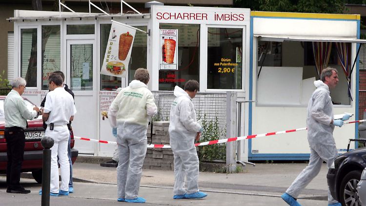 Ermittler im Juni 2005 an dem Imbiss in Nürnberg, in dem Ismail Yasar getötet wurde.