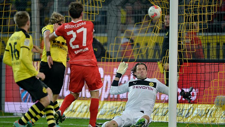 Düsseldorfs Stefan Reisinger trifft zum 1:1 gegen Dortmund. Dabei blieb es zum Ärger des Meisters.