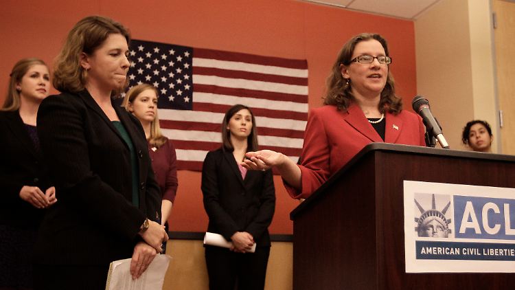 Elizabeth Gill, Jennifer Hunt, Zoe Bedell und Colleen Farrell (im Hintergrund) wollen die gleichen Rechte wie ihre männlichen Kollegen einklagen.