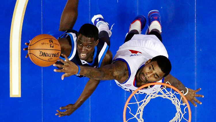 Dallas' Darren Collison (l.) rangelt sich mit Dorell Wright um den Ball.