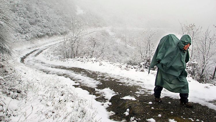 In Spanien ist der Winter schon da: Eine Pilgerin auf dem Jakobsweg in Galizien.