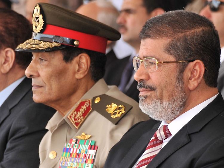 Mohammed Hussein Tantawi mit Mursi: Der Feldmarschall ging ohne großen Widerstand.