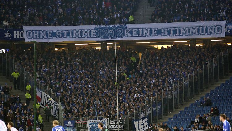 Im Hamburger Volkspark: Schalkes Fans schweigen zu Beginn des Spiels.