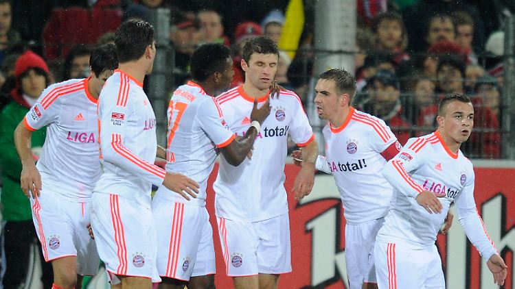 Nach zwölf Minuten führten die Bayern in Freiburg 1:0, nach 18 Minuten waren sie einer mehr, am Ende zum 18. Mal Herbstmeister. Und das schon am 14. Spieltag.