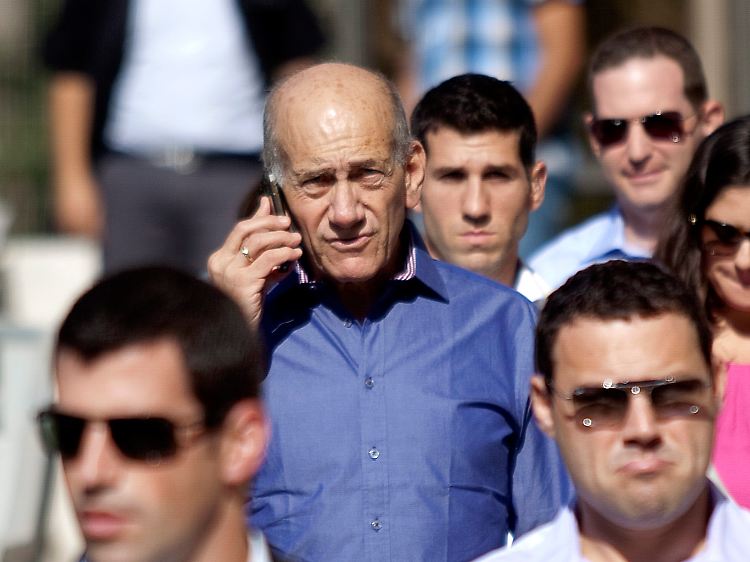 Ehud Olmert stellt sich an Abbas' Seite.