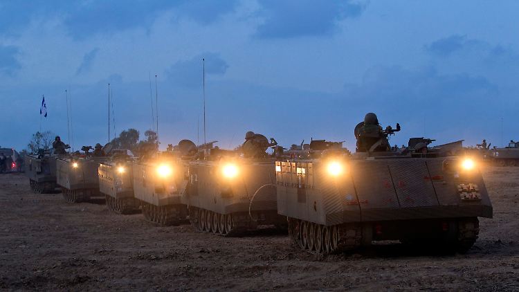 Israelische Soldaten fahren an der Grenze zum Gazastreifen auf.