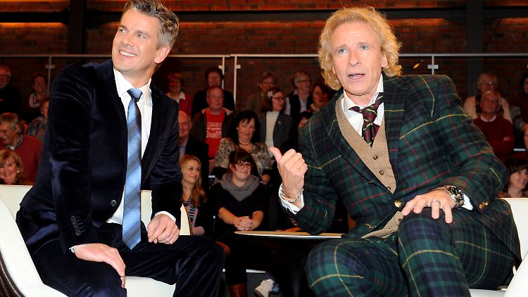 Die Moderatoren Thomas Gottschalk (r) und Markus Lanz posieren nach der Aufzeichnung der TV-Sendung "Markus Lanz" in Hamburg.