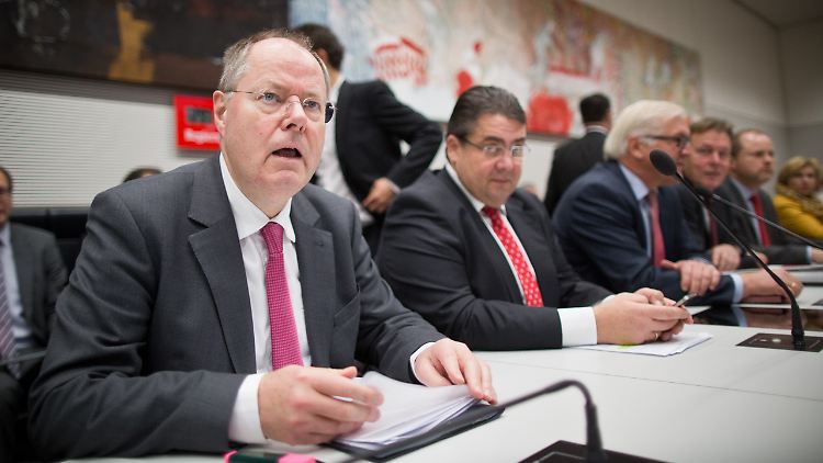 Kanzlerkandidat Peer Steinbrück, Parteichef Sigmar Gabriel und Fraktionschef Frank-Walter Steinmeier warben um Zustimmung.
