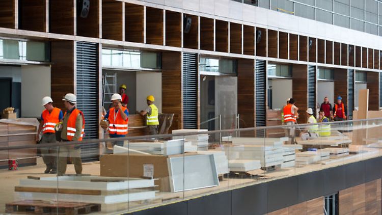 Der Großflughafen ist eine Großbaustelle.