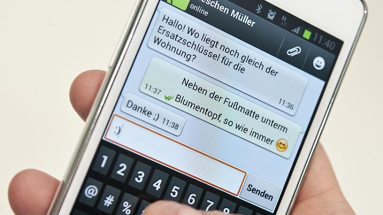 Mit «WhatsApp» lassen sich kostenlos Meldungen und Daten an andere Nutzer versenden. Allerdings können die Konten leicht gehackt werden. Foto: Mascha Brichta