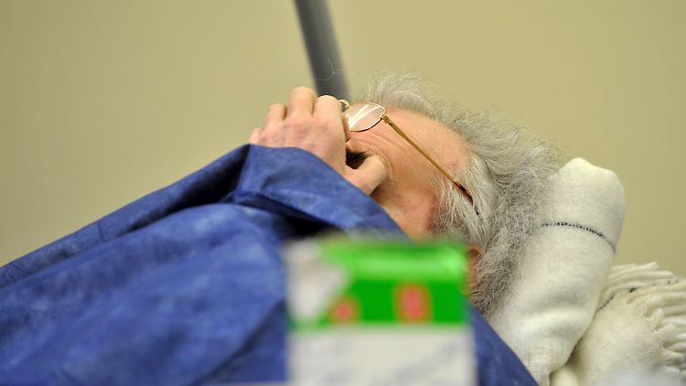 Todesschütze Rudolf U. liegt während des Prozesses in einem Krankenbett im Gerichtssaal.